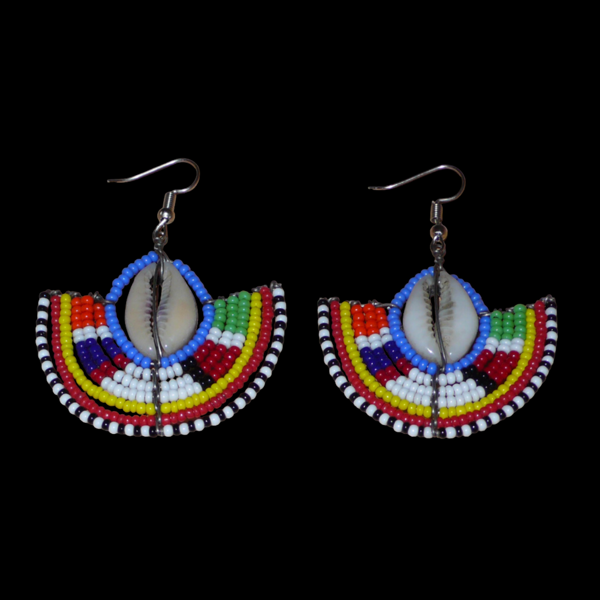 Apportez une touche ethnique à votre look avec cette jolie paire de boucles d'oreilles africaines Massai issues de l'artisanat traditionnel kenyan. Ces boucles d'oreilles aux accents tribaux sont composées de perles de rocaille bleues et multicolores et de coquillages cauris. De taille moyenne, elles mesurent 6 cm de long et 4.5 cm de large, et se portent avec des crochets en acier inoxydable sur des oreilles percées.