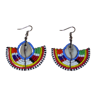 Apportez une touche ethnique à votre look avec cette jolie paire de boucles d'oreilles africaines Massai issues de l'artisanat traditionnel kenyan. Ces boucles d'oreilles aux accents tribaux sont composées de perles de rocaille bleues et multicolores et de coquillages cauris. De taille moyenne, elles mesurent 6 cm de long et 4.5 cm de large, et se portent avec des crochets en acier inoxydable sur des oreilles percées.