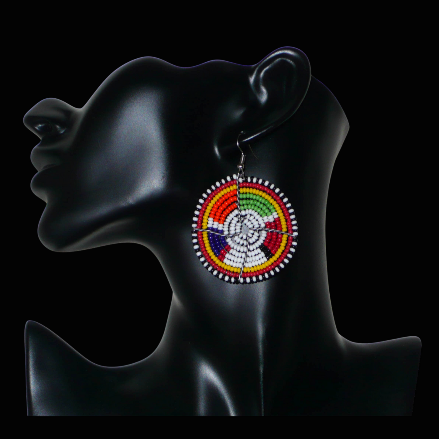 Boucles d'oreilles africaines de tradition tribale Massai composées de perles de rocaille blanches et multicolores montées en forme de disques. Elles mesurent 6.5 cm de long et 4.5 cm de large et se portent sur des oreilles percées.