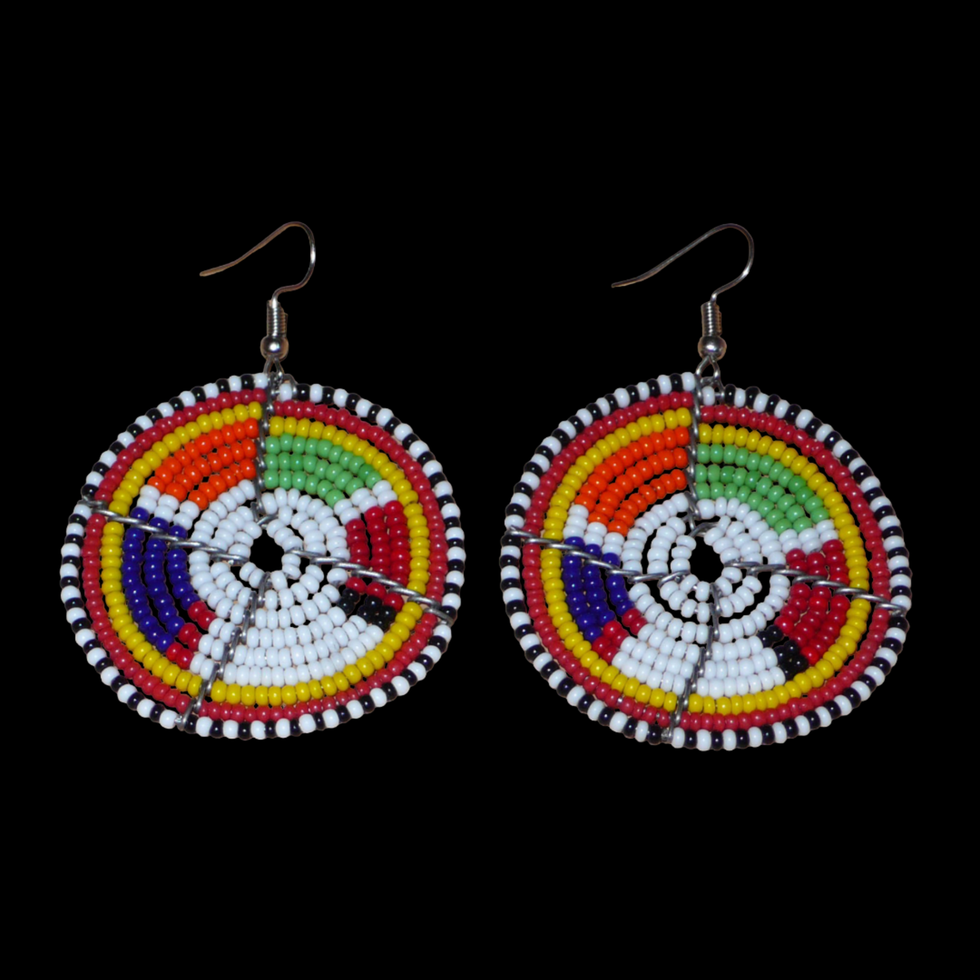 Boucles d'oreilles africaines de tradition tribale Massai composées de perles de rocaille blanches et multicolores montées en forme de disques. Elles mesurent 6.5 cm de long et 4.5 cm de large et se portent sur des oreilles percées.