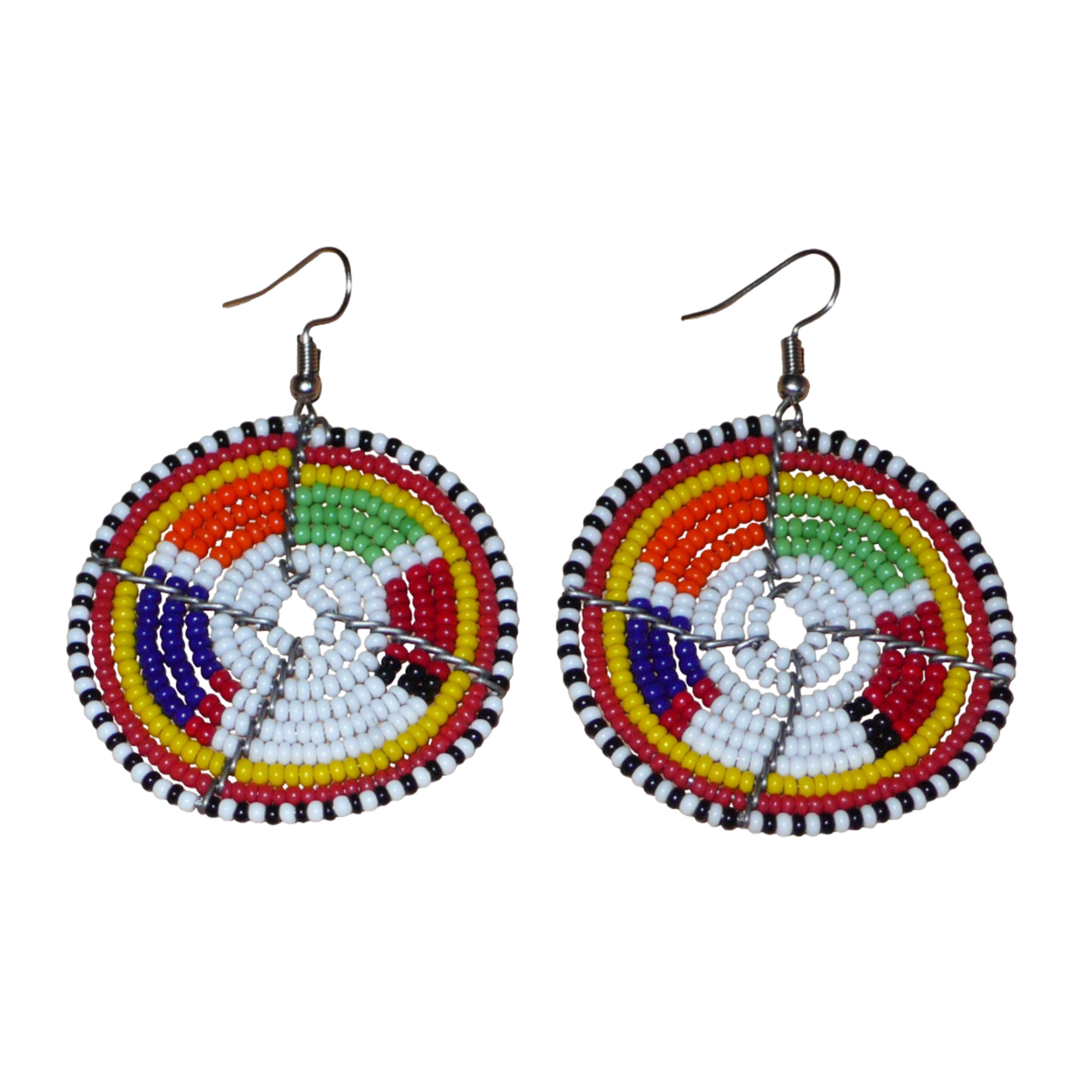 Boucles d'oreilles africaines de tradition tribale Massai composées de perles de rocaille blanches et multicolores montées en forme de disques. Elles mesurent 6.5 cm de long et 4.5 cm de large et se portent sur des oreilles percées.