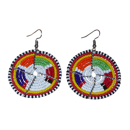 Boucles d'oreilles africaines de tradition tribale Massai composées de perles de rocaille blanches et multicolores montées en forme de disques. Elles mesurent 6.5 cm de long et 4.5 cm de large et se portent sur des oreilles percées.