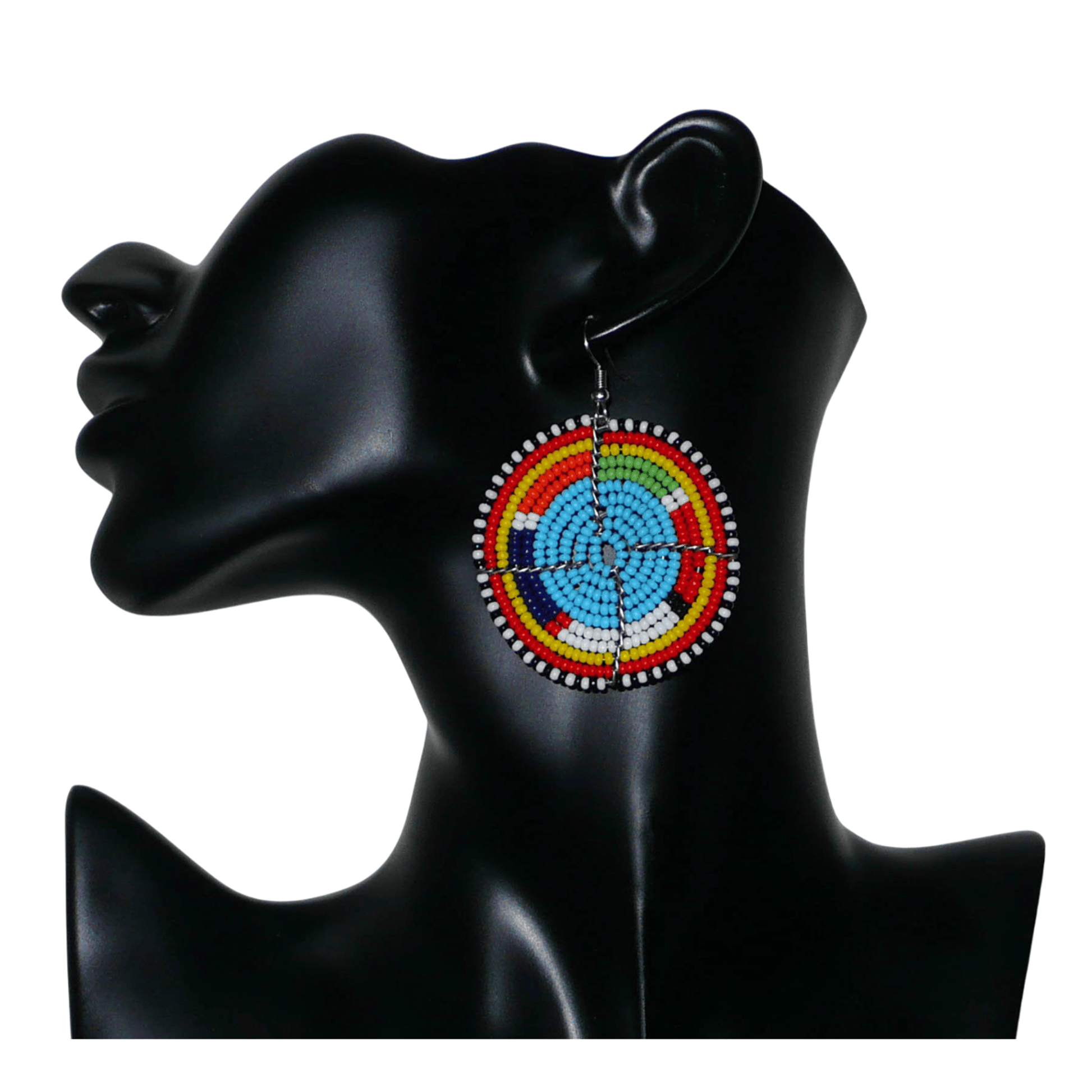 Boucles d'oreilles africaines rondes à motifs ethniques Massai composées de perles de rocaille bleues et multicolores. Elles mesurent 6.5 cm de long et 5 cm de large, et se portent sur des oreilles percées.