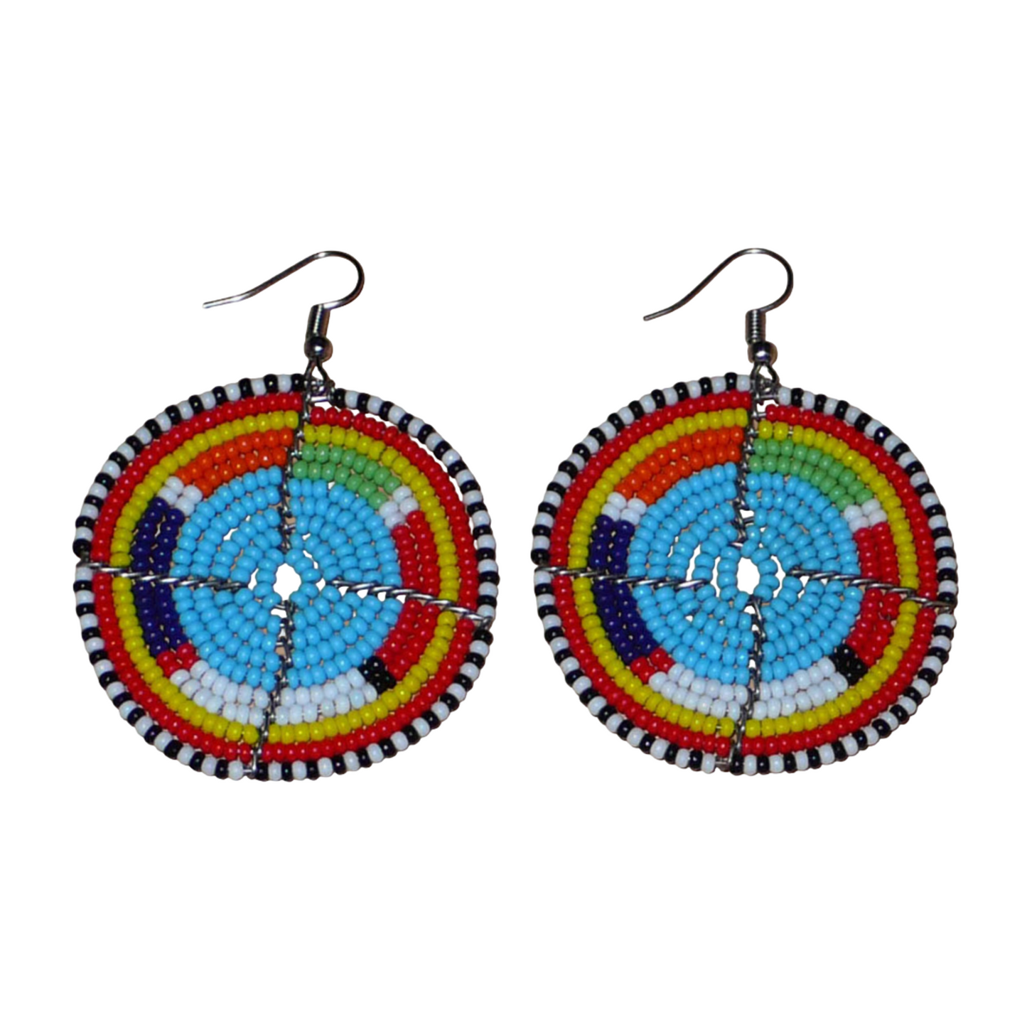 Boucles d'oreilles africaines rondes à motifs ethniques Massai composées de perles de rocaille bleues et multicolores. Elles mesurent 6.5 cm de long et 5 cm de large, et se portent sur des oreilles percées.