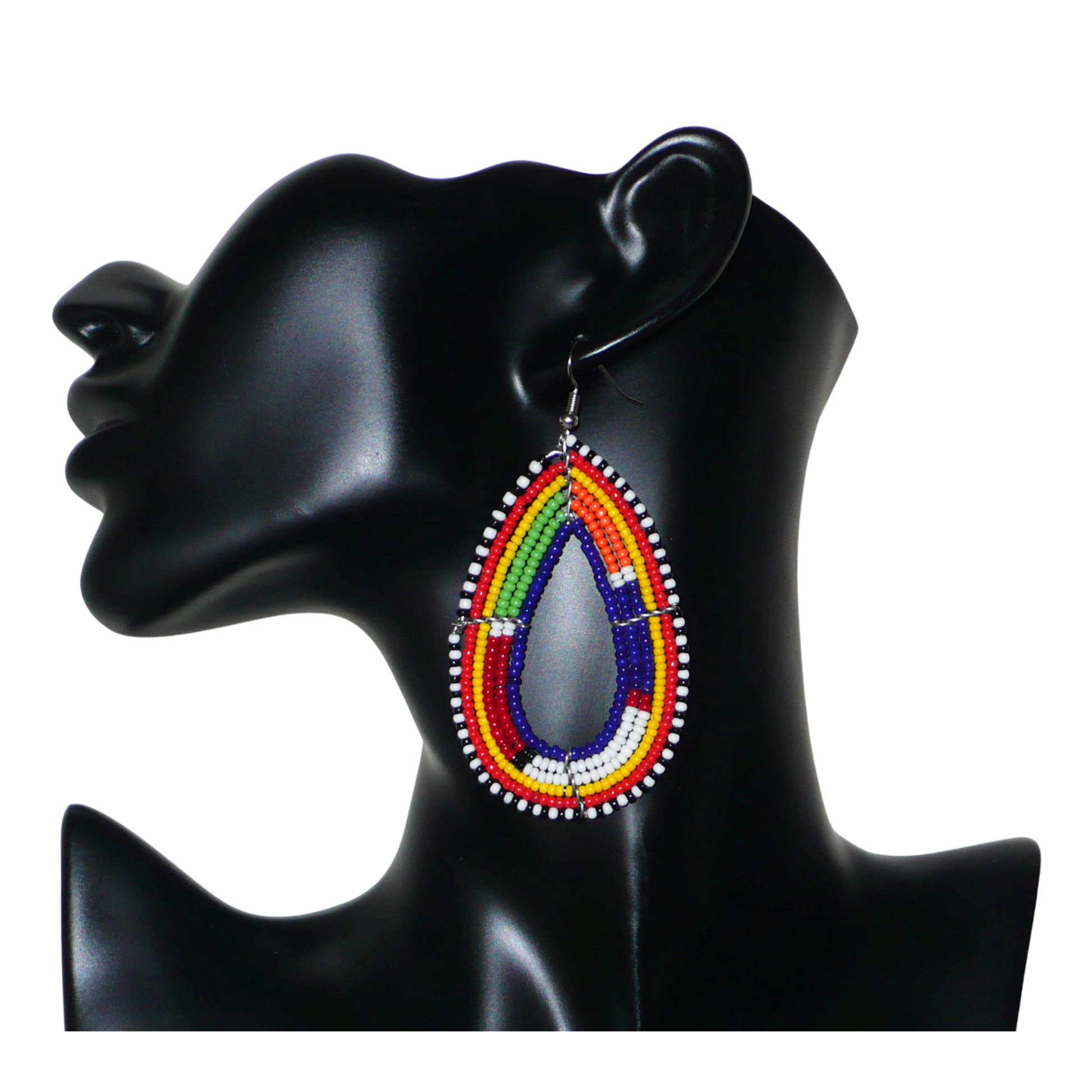 Apportez une touche ethnique à votre look avec ces longues boucles d'oreilles africaines traditionnelles aux couleurs et motifs tribaux Massai. Confectionnées selon la tradition artisanale kenyane, elles se composent de perles de rocaille bleu foncé et multicolores enfilées sur six rangées de fils de fer montés en forme de gouttes. Ces boucles d'oreilles mesurent 8.5 cm de long et 4 cm de large ; elles se portent avec des crochets en acier inoxydable sur des oreilles percées.