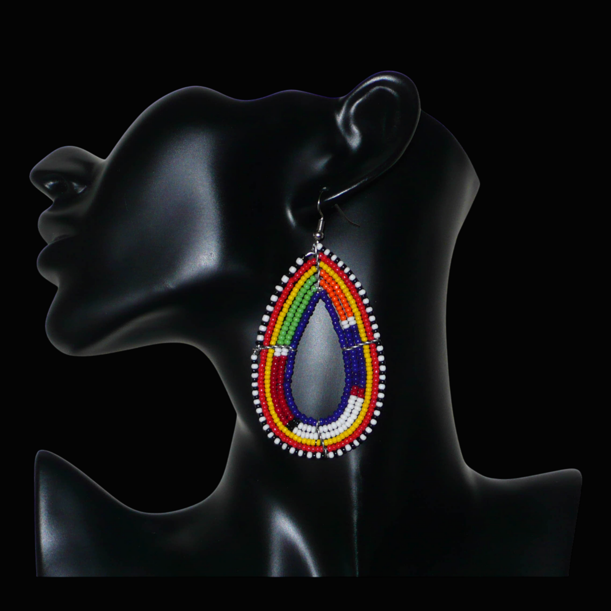 Apportez une touche ethnique à votre look avec ces longues boucles d'oreilles africaines traditionnelles aux couleurs et motifs tribaux Massai. Confectionnées selon la tradition artisanale kenyane, elles se composent de perles de rocaille bleu foncé et multicolores enfilées sur six rangées de fils de fer montés en forme de gouttes. Ces boucles d'oreilles mesurent 8.5 cm de long et 4 cm de large ; elles se portent avec des crochets en acier inoxydable sur des oreilles percées.