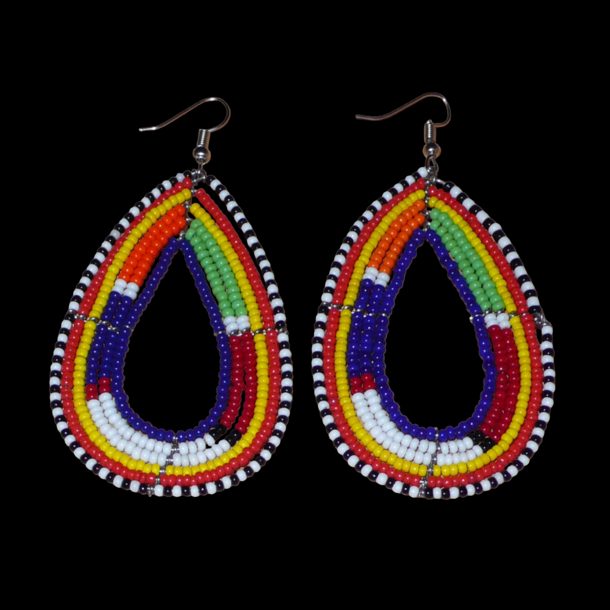 Apportez une touche ethnique à votre look avec ces longues boucles d'oreilles africaines traditionnelles aux couleurs et motifs tribaux Massai. Confectionnées selon la tradition artisanale kenyane, elles se composent de perles de rocaille bleu foncé et multicolores enfilées sur six rangées de fils de fer montés en forme de gouttes. Ces boucles d'oreilles mesurent 8.5 cm de long et 4 cm de large ; elles se portent avec des crochets en acier inoxydable sur des oreilles percées.