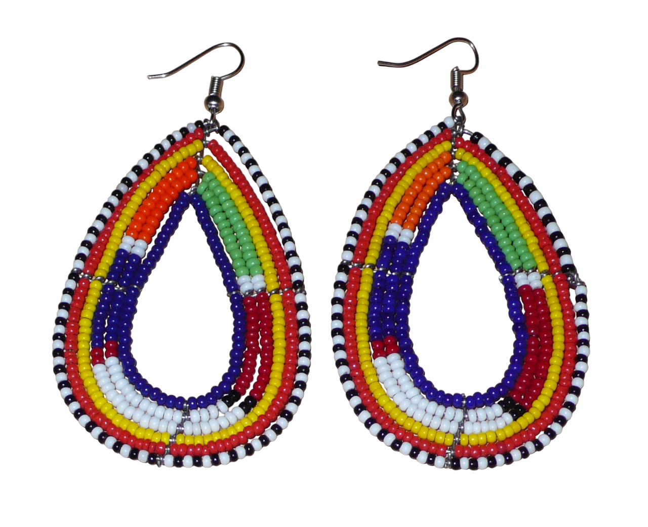 Apportez une touche ethnique à votre look avec ces longues boucles d'oreilles africaines traditionnelles aux couleurs et motifs tribaux Massai. Confectionnées selon la tradition artisanale kenyane, elles se composent de perles de rocaille bleu foncé et multicolores enfilées sur six rangées de fils de fer montés en forme de gouttes. Ces boucles d'oreilles mesurent 8.5 cm de long et 4 cm de large ; elles se portent avec des crochets en acier inoxydable sur des oreilles percées.