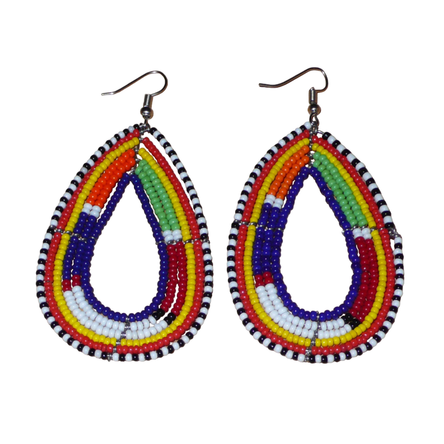 Apportez une touche ethnique à votre look avec ces longues boucles d'oreilles africaines traditionnelles aux couleurs et motifs tribaux Massai. Confectionnées selon la tradition artisanale kenyane, elles se composent de perles de rocaille bleu foncé et multicolores enfilées sur six rangées de fils de fer montés en forme de gouttes. Ces boucles d'oreilles mesurent 8.5 cm de long et 4 cm de large ; elles se portent avec des crochets en acier inoxydable sur des oreilles percées.