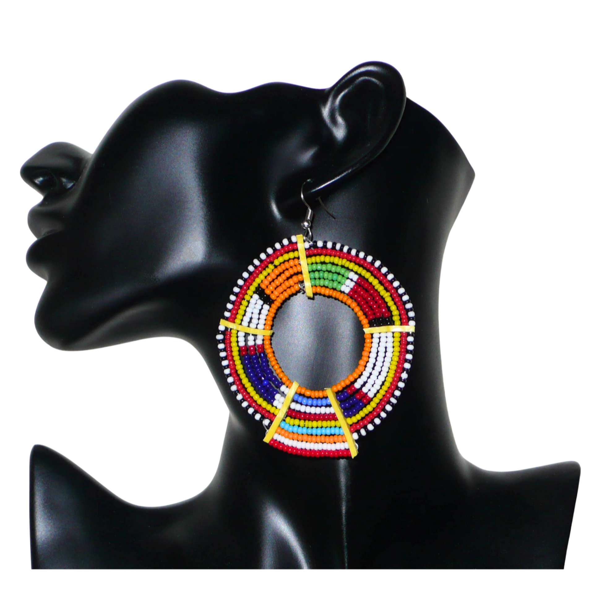 Boucles d'oreilles africaines tribales surdimensionnées, fabriquées au Kenya dans la plus pure tradition artisanale Massai. Elles se composent de perles de rocaille orange et multicolores tissées sur des structures circulaires en fils de fer fixés à des charnières en plastique jaune. Ces longues et larges boucles d'oreilles ethniques mesurent 8.5 cm de long et 6 cm de large ; elles se portent avec des crochets en acier inoxydable sur des oreilles percées.