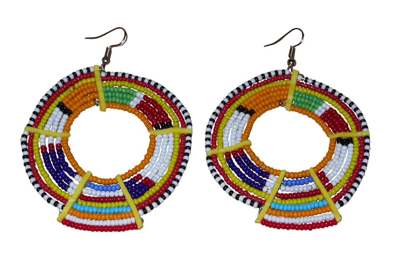 Boucles d'oreilles africaines tribales surdimensionnées, fabriquées au Kenya dans la plus pure tradition artisanale Massai. Elles se composent de perles de rocaille orange et multicolores tissées sur des structures circulaires en fils de fer fixés à des charnières en plastique jaune. Ces longues et larges boucles d'oreilles ethniques mesurent 8.5 cm de long et 6 cm de large ; elles se portent avec des crochets en acier inoxydable sur des oreilles percées.