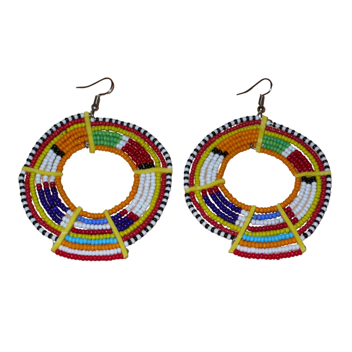 Boucles d'oreilles africaines tribales surdimensionnées, fabriquées au Kenya dans la plus pure tradition artisanale Massai. Elles se composent de perles de rocaille orange et multicolores tissées sur des structures circulaires en fils de fer fixés à des charnières en plastique jaune. Ces longues et larges boucles d'oreilles ethniques mesurent 8.5 cm de long et 6 cm de large ; elles se portent avec des crochets en acier inoxydable sur des oreilles percées.