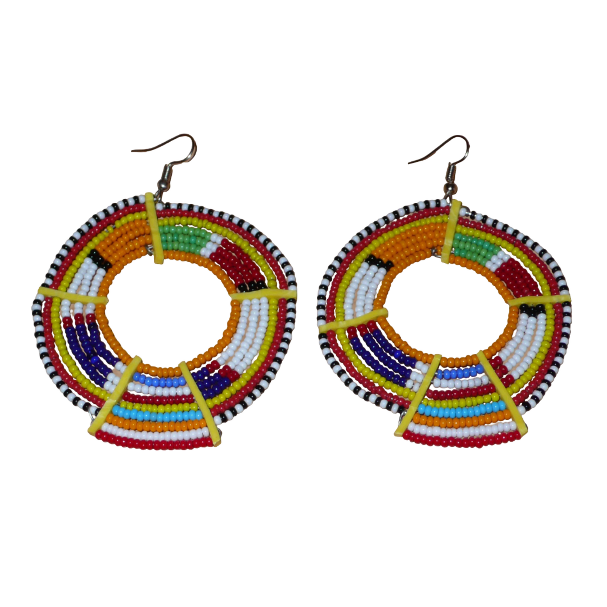 Boucles d'oreilles africaines tribales surdimensionnées, fabriquées au Kenya dans la plus pure tradition artisanale Massai. Elles se composent de perles de rocaille orange et multicolores tissées sur des structures circulaires en fils de fer fixés à des charnières en plastique jaune. Ces longues et larges boucles d'oreilles ethniques mesurent 8.5 cm de long et 6 cm de large ; elles se portent avec des crochets en acier inoxydable sur des oreilles percées.