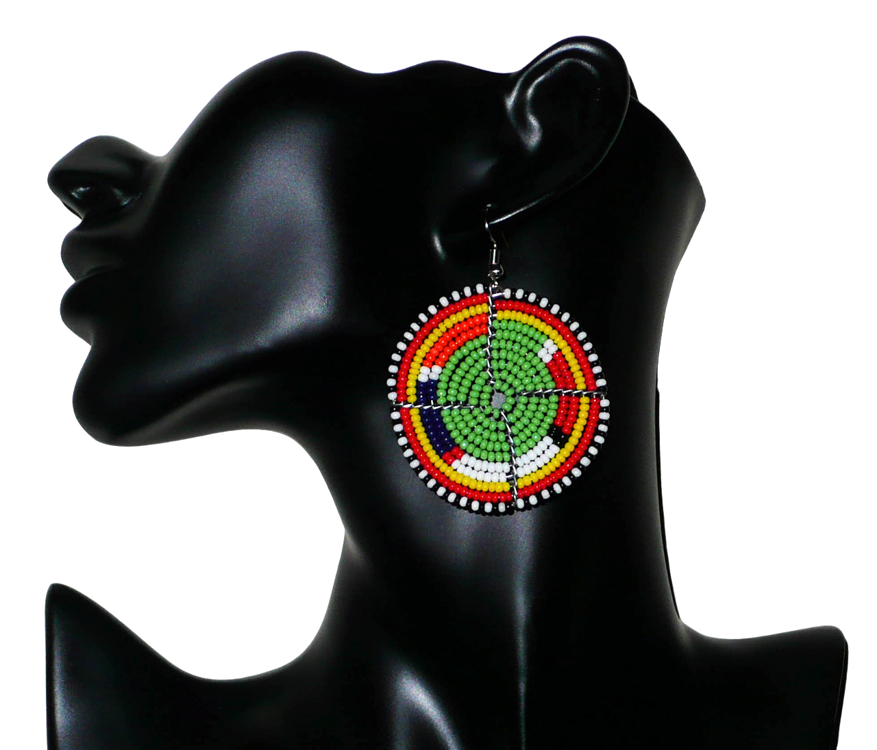 Boucles d'oreilles africaines de tradition Massai composées de perles de rocaille vertes et multicolores enfilées sur des structures circulaires en fils de fer. De taille moyenne, elles mesurent 6,5 cm de long et 4,5 cm de large ; elle se portent sur des oreilles percées. Timeless Fineries
