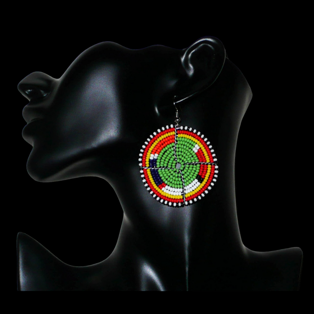 Boucles d'oreilles africaines Massai en perles de rocaille vertes et multicolores enfilées sur des structures circulaires en fils de fer. De taille moyenne, elles mesurent 6,5 cm de long et 4,5 cm de large ; elles se portent sur des oreilles percées.