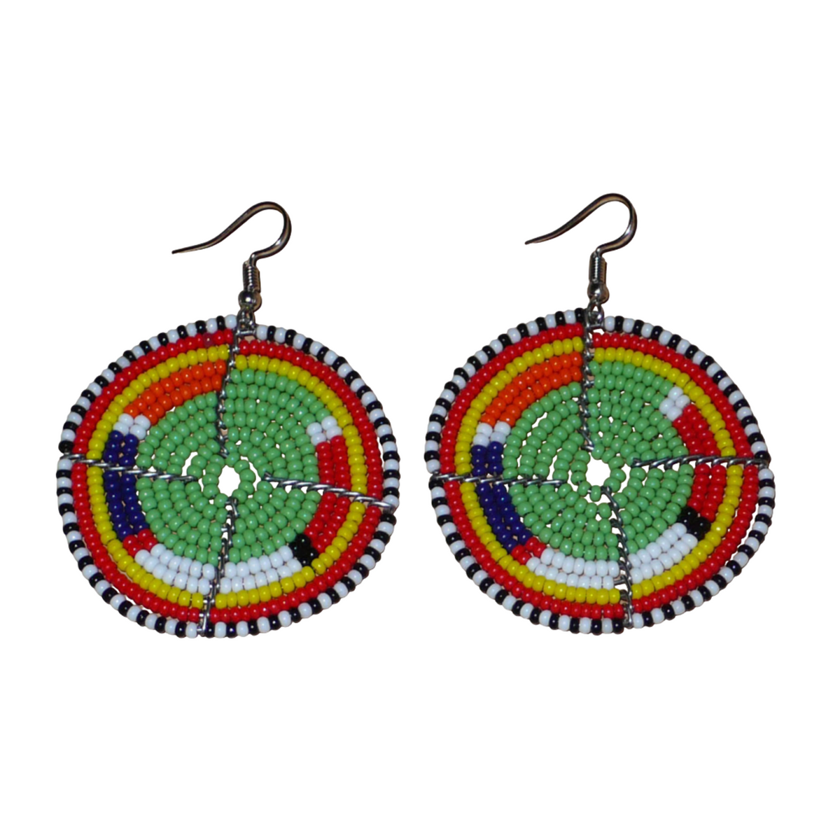 Boucles d'oreilles africaines Massai en perles de rocaille vertes et multicolores enfilées sur des structures circulaires en fils de fer. De taille moyenne, elles mesurent 6,5 cm de long et 4,5 cm de large ; elles se portent sur des oreilles percées.