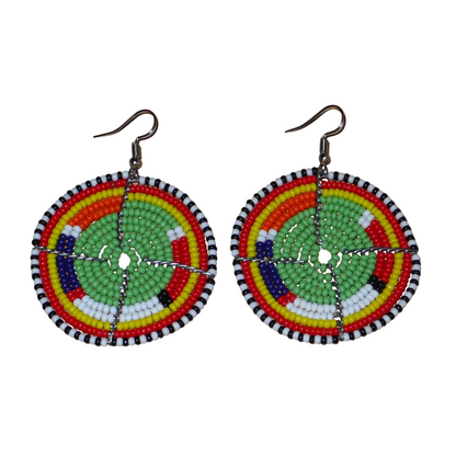 Boucles d'oreilles africaines Massai en perles de rocaille vertes et multicolores enfilées sur des structures circulaires en fils de fer. De taille moyenne, elles mesurent 6,5 cm de long et 4,5 cm de large ; elles se portent sur des oreilles percées.