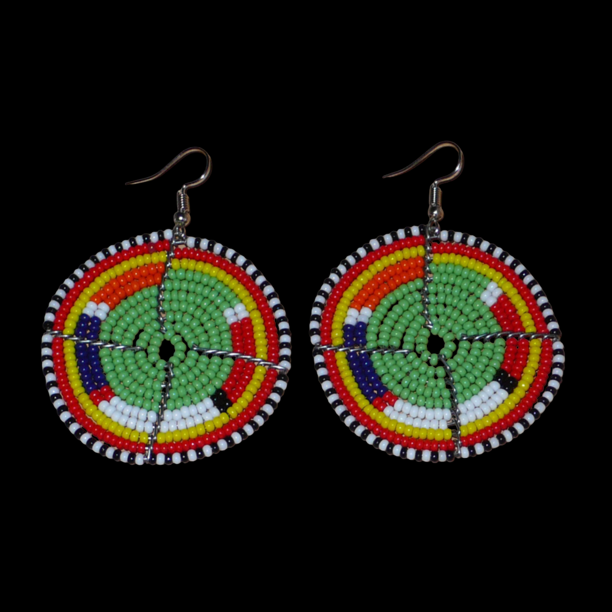 Boucles d'oreilles africaines Massai en perles de rocaille vertes et multicolores enfilées sur des structures circulaires en fils de fer. De taille moyenne, elles mesurent 6,5 cm de long et 4,5 cm de large ; elles se portent sur des oreilles percées.