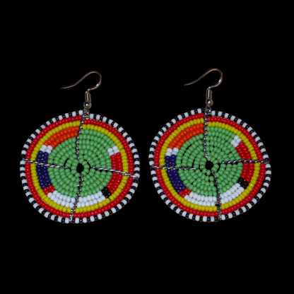 Boucles d'oreilles africaines Massai en perles de rocaille vertes et multicolores enfilées sur des structures circulaires en fils de fer. De taille moyenne, elles mesurent 6,5 cm de long et 4,5 cm de large ; elles se portent sur des oreilles percées.