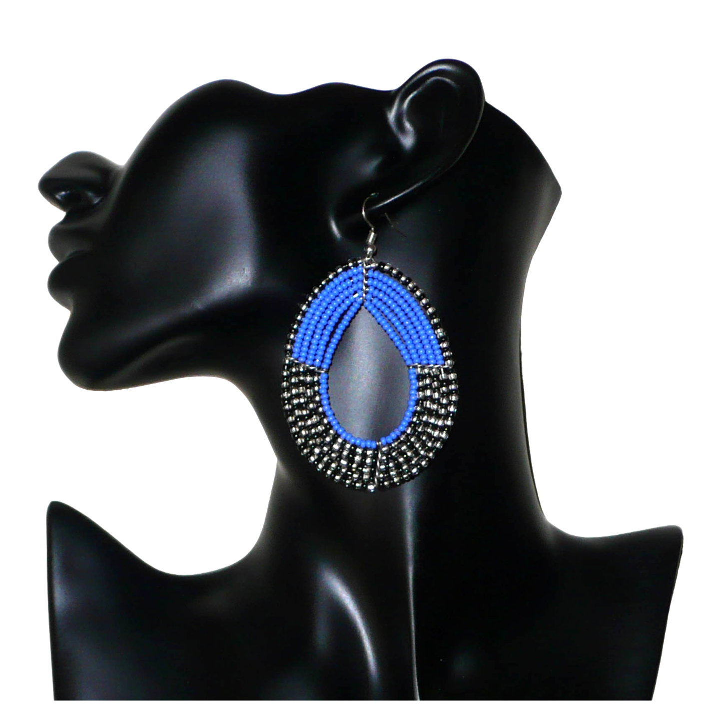 Longues boucles d'oreilles multi-rangs composées de perles de rocaille bleues, noires et gris nacré ; elles mesurent 8 cm de long et 5 cm de large et se portent avec des crochets sur des oreilles percées.