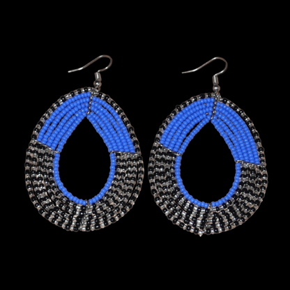 Longues boucles d'oreilles multi-rangs composées de perles de rocaille bleues, noires et gris nacré ; elles mesurent 8 cm de long et 5 cm de large et se portent avec des crochets sur des oreilles percées.