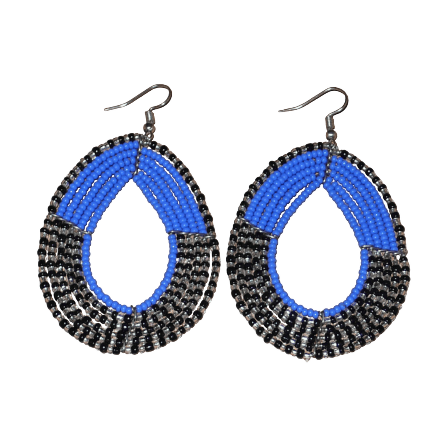 Longues boucles d'oreilles multi-rangs composées de perles de rocaille bleues, noires et gris nacré ; elles mesurent 8 cm de long et 5 cm de large et se portent avec des crochets sur des oreilles percées.