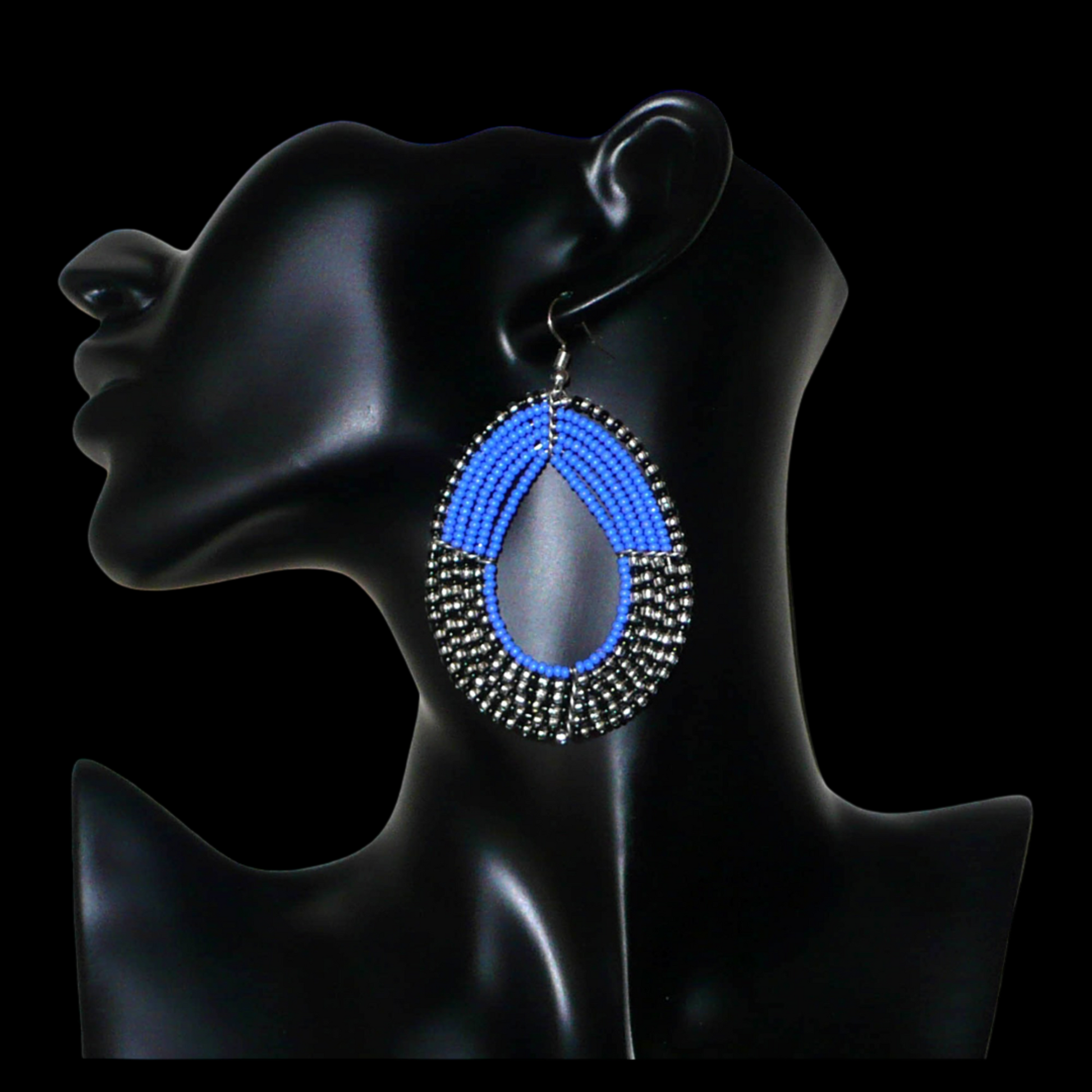 Longues boucles d'oreilles multi-rangs composées de perles de rocaille bleues, noires et gris nacré ; elles mesurent 8 cm de long et 5 cm de large et se portent avec des crochets sur des oreilles percées.