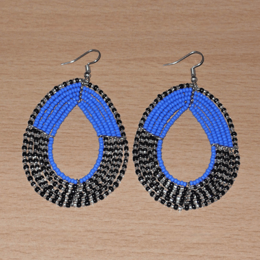 Longues boucles d'oreilles multi-rangs composées de perles de rocaille bleues, noires et gris nacré ; elles mesurent 8 cm de long et 5 cm de large et se portent avec des crochets sur des oreilles percées.
