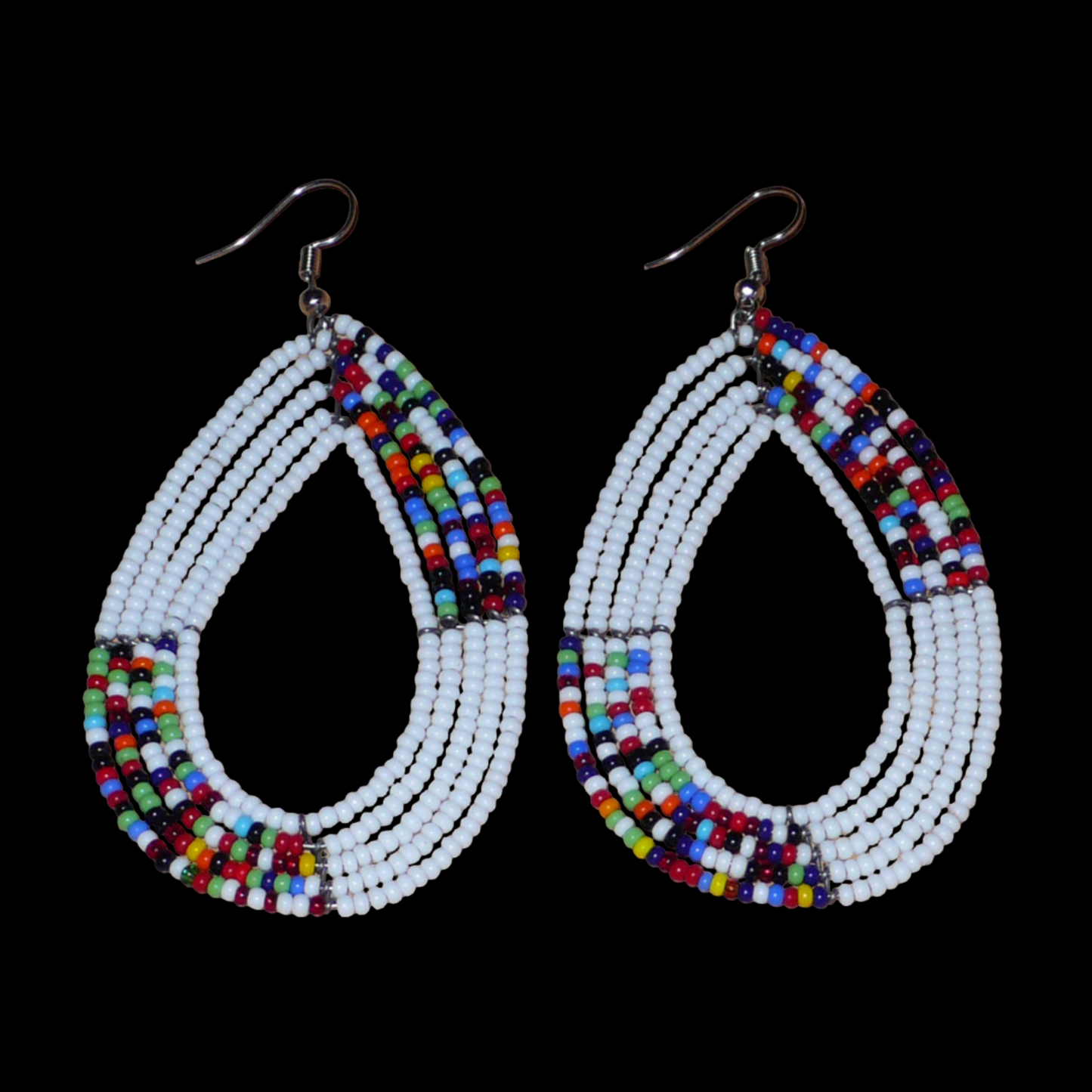 Longues boucles d'oreilles multi-rangs en forme de gouttes faites de perles de rocaille blanches et multicolores fixées sur cinq rangées de fils de fer. Elles mesurent 9 cm de de long et 4,5 cm de large et se portent sur des oreilles percées.