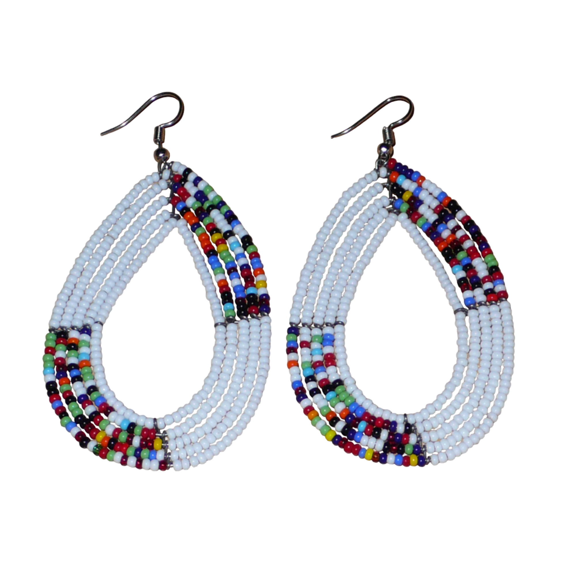 Longues boucles d'oreilles multi-rangs en forme de gouttes faites de perles de rocaille blanches et multicolores fixées sur cinq rangées de fils de fer. Elles mesurent 9 cm de de long et 4,5 cm de large et se portent sur des oreilles percées.