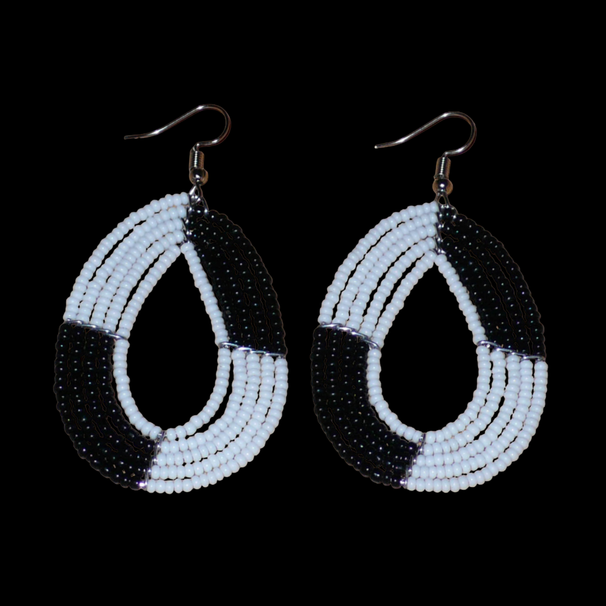 Boucles d'oreilles bicolores noires et blanches en forme de gouttes faites de perles de rocaille enfilées sur cinq rangées de fils. Elles mesurent 7,5 cm de long et 3 cm de large et se portent sur des oreilles percées.
