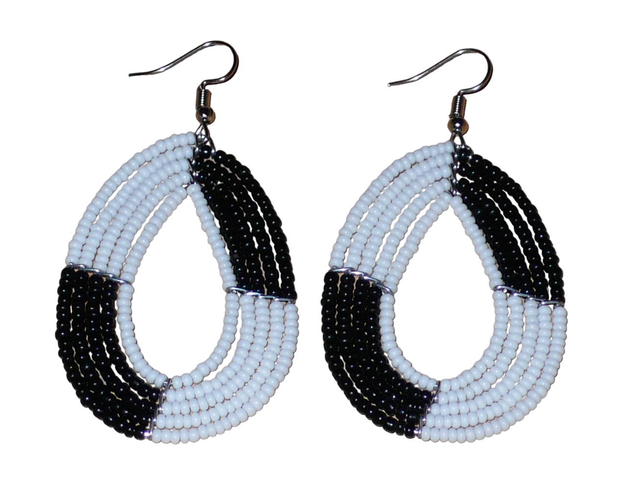 Boucles d'oreilles bicolores noires et blanches en forme de gouttes faites de perles de rocaille enfilées sur cinq rangées de fils. Elles mesurent 7,5 cm de long et 3 cm de large et se portent sur des oreilles percées.