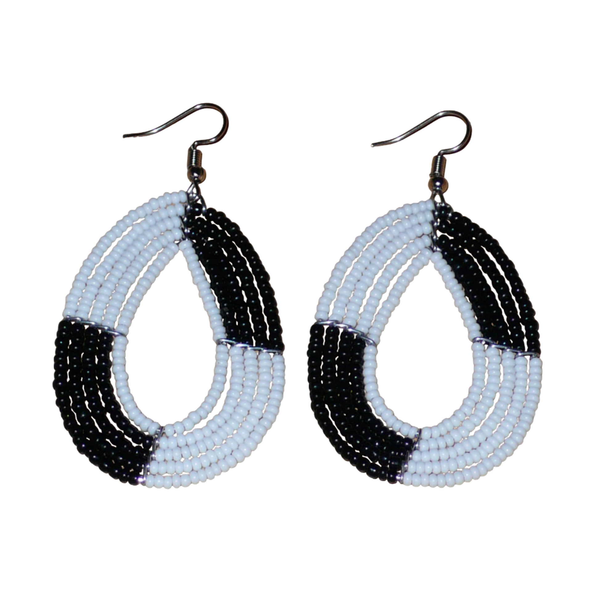 Boucles d'oreilles bicolores noires et blanches en forme de gouttes faites de perles de rocaille enfilées sur cinq rangées de fils. Elles mesurent 7,5 cm de long et 3 cm de large et se portent sur des oreilles percées.