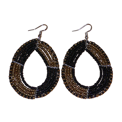 Boucles d'oreilles multi-rangs en perles de rocaille noires et dorées montées en forme de gouttes ; elles mesurent 8 cm de long et 4,5 cm de large, et se portent avec des crochets sur des oreilles percées.
