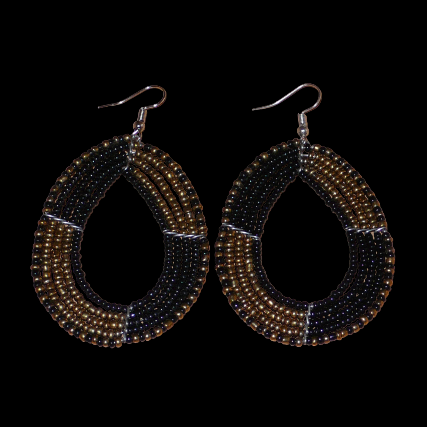 Boucles d'oreilles multi-rangs en perles de rocaille noires et dorées montées en forme de gouttes ; elles mesurent 8 cm de long et 4,5 cm de large, et se portent avec des crochets sur des oreilles percées.