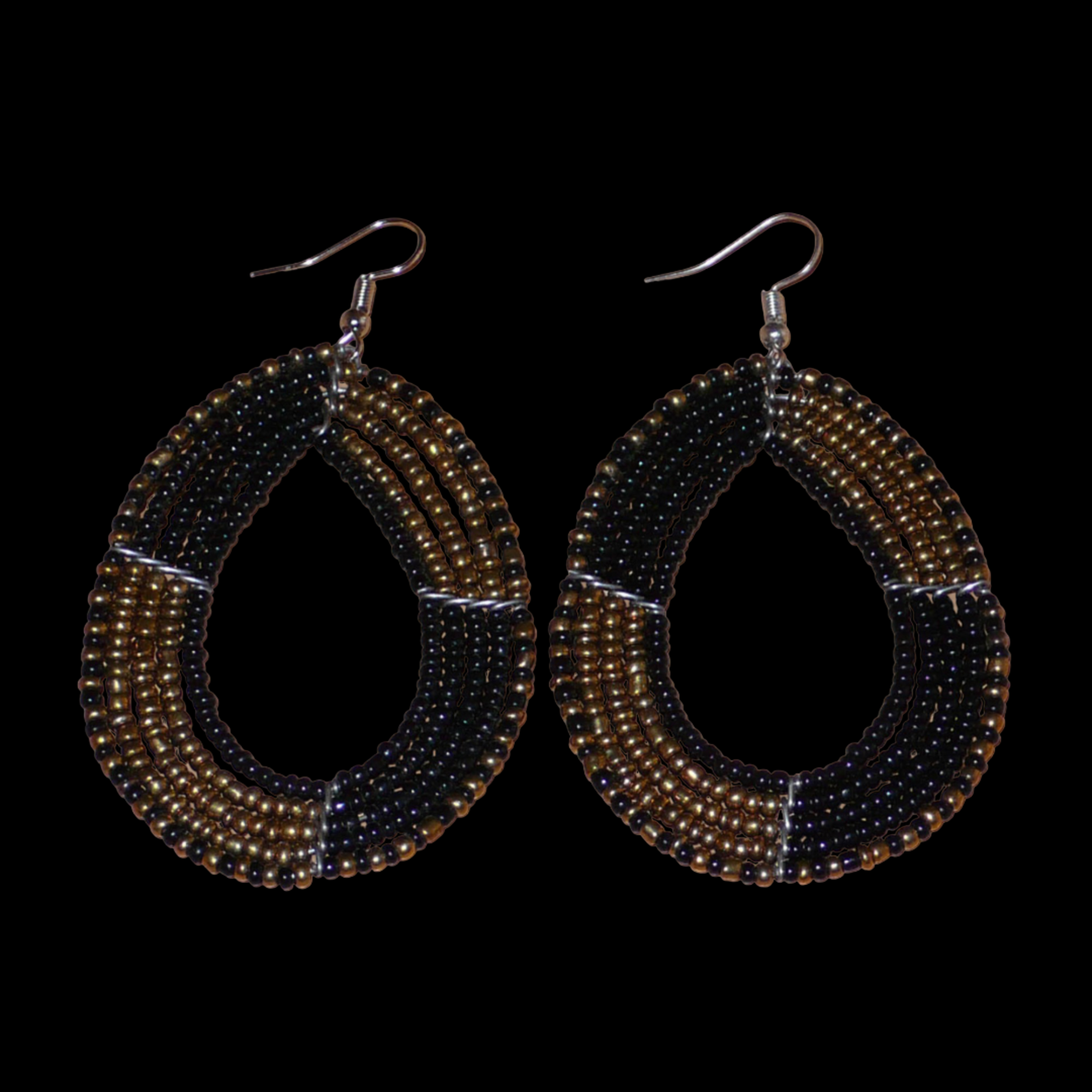 Boucles d'oreilles multi-rangs en perles de rocaille noires et dorées montées en forme de gouttes ; elles mesurent 8 cm de long et 4,5 cm de large, et se portent avec des crochets sur des oreilles percées.