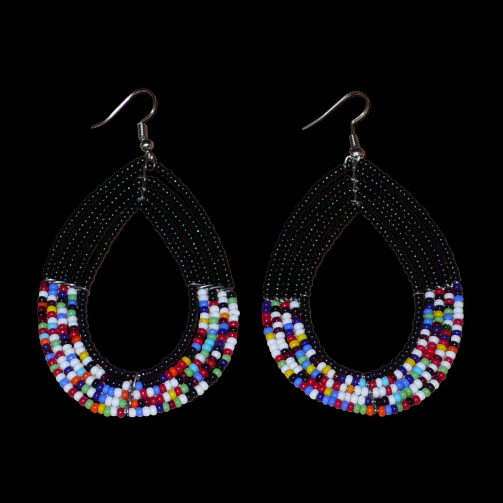 Longues boucles d'oreilles kenyanes noires et multicolores composées de cinq rangées de perles de rocaille enfilées sur des fils de fer montés en forme de gouttes. Elles mesurent 8,5 cm de long et 5 cm de large ; elles se portent avec des crochets sur des oreilles percées.