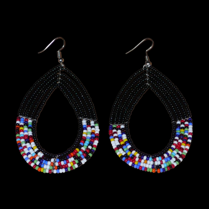 Longues boucles d'oreilles kenyanes noires et multicolores composées de cinq rangées de perles de rocaille enfilées sur des fils de fer montés en forme de gouttes. Elles mesurent 8,5 cm de long et 5 cm de large ; elles se portent avec des crochets sur des oreilles percées.