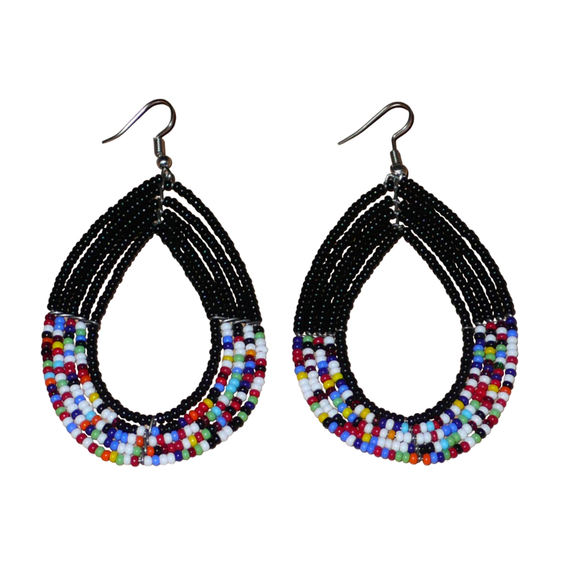 Longues boucles d'oreilles kenyanes noires et multicolores composées de cinq rangées de perles de rocaille enfilées sur des fils de fer montés en forme de gouttes. Elles mesurent 8,5 cm de long et 5 cm de large ; elles se portent avec des crochets sur des oreilles percées.