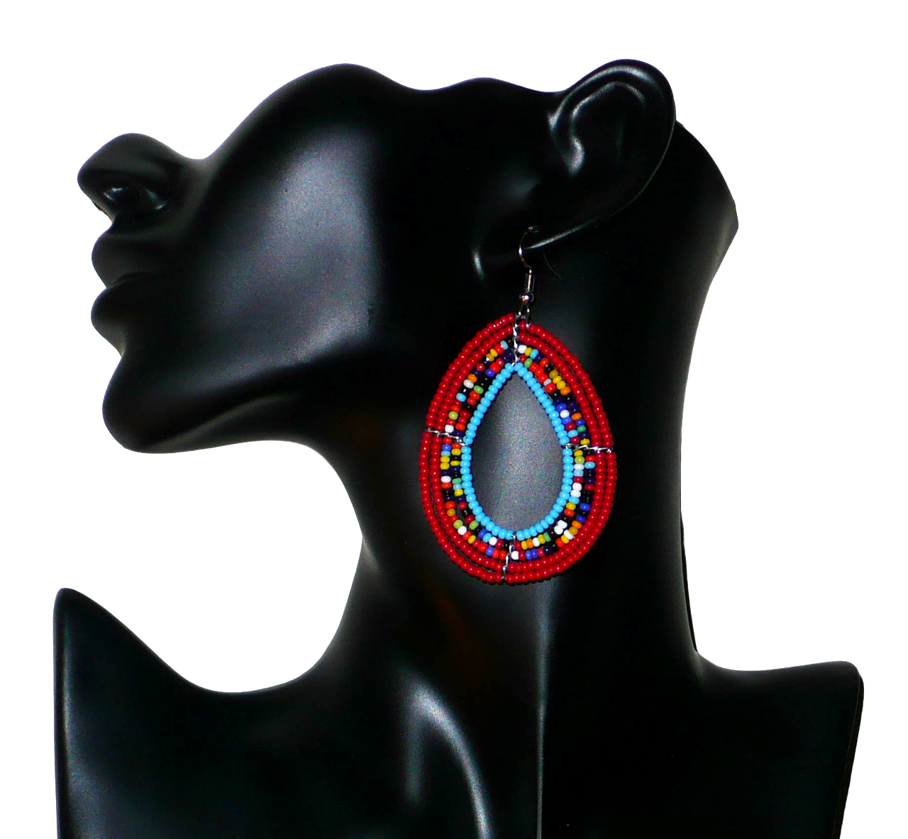 Boucles d'oreilles en forme de gouttes composées de perles de rocaille rouges, bleues et multicolores. Elles mesurent 7,5 cm de long et 4 cm de large et se portent sur des oreilles percées. Photographiées sur un mannequin.