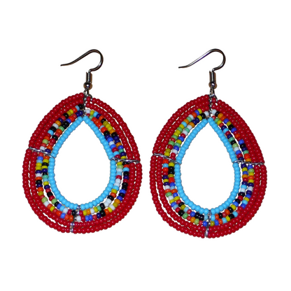 Boucles d'oreilles en forme de gouttes faites de perles de rocaille rouges, bleues et multicolores. Elles mesurent 7,5 cm de long et 4 cm de large et se portent sur des oreilles percées.