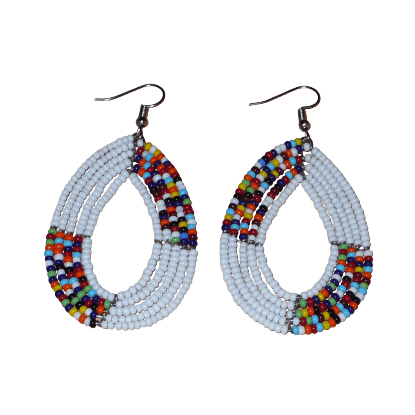 Boucles d'oreilles kenyanes en perles de rocaille blanches et multicolores enfilées sur plusieurs rangs de fils de fer montées en forme de gouttes ovales. De taille moyenne, ces boucles d'oreilles mesurent 7,5 cm de long et 4 cm de large, et se portent avec crochets en acier inoxydable sur des oreilles percées.
