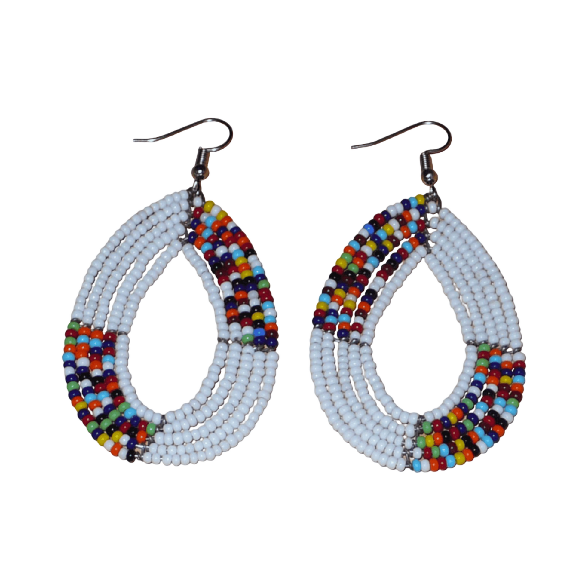 Boucles d'oreilles kenyanes en perles de rocaille blanches et multicolores enfilées sur plusieurs rangs de fils de fer montées en forme de gouttes ovales. De taille moyenne, ces boucles d'oreilles mesurent 7,5 cm de long et 4 cm de large, et se portent avec crochets en acier inoxydable sur des oreilles percées.