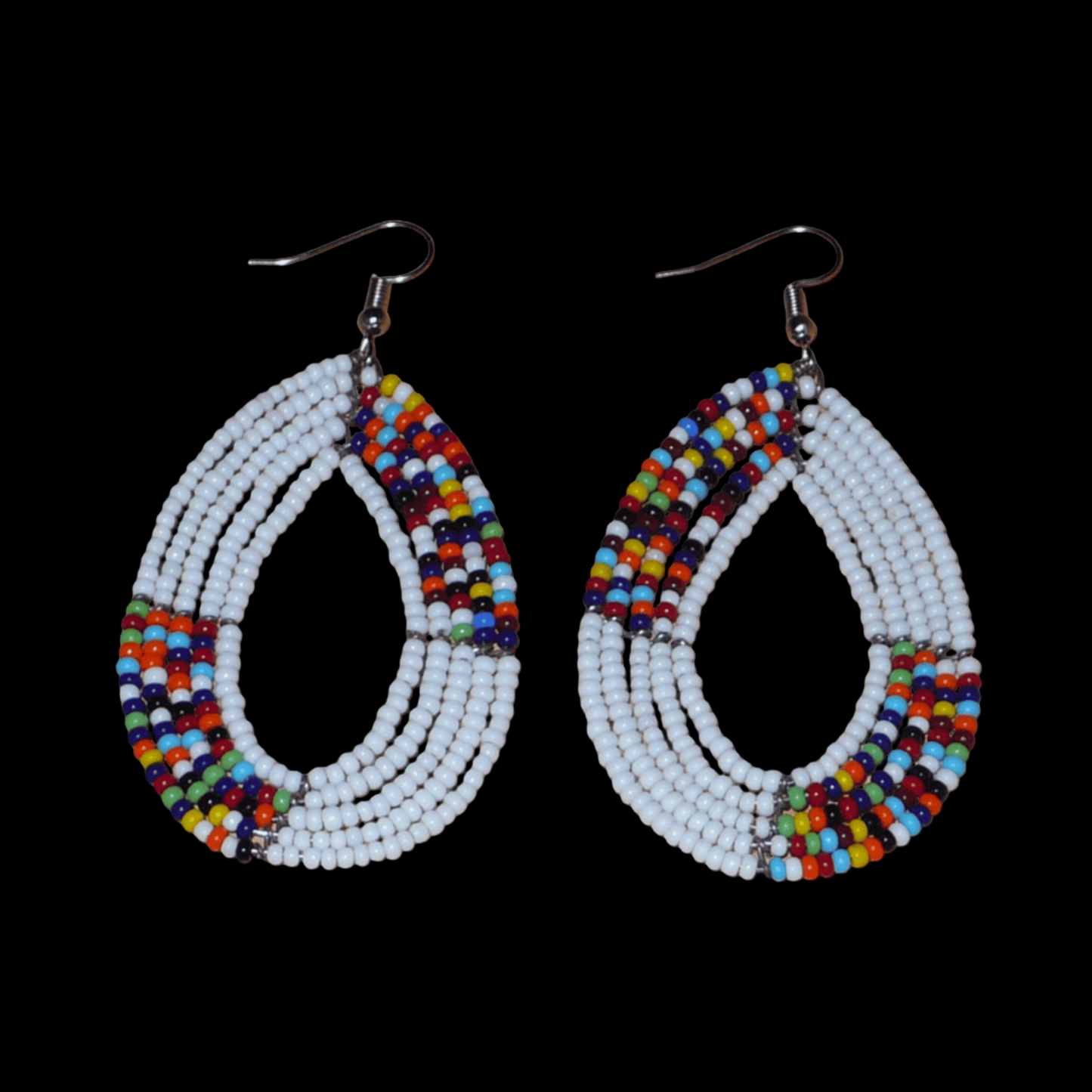 Boucles d'oreilles kenyanes en perles de rocaille blanches et multicolores enfilées sur plusieurs rangs de fils de fer montées en forme de gouttes ovales. De taille moyenne, ces boucles d'oreilles mesurent 7,5 cm de long et 4 cm de large, et se portent avec crochets en acier inoxydable sur des oreilles percées.