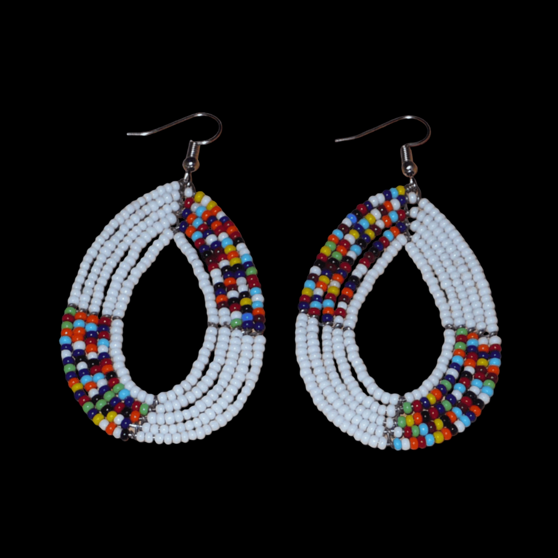 Boucles d'oreilles kenyanes en perles de rocaille blanches et multicolores enfilées sur plusieurs rangs de fils de fer montées en forme de gouttes ovales. De taille moyenne, ces boucles d'oreilles mesurent 7,5 cm de long et 4 cm de large, et se portent avec crochets en acier inoxydable sur des oreilles percées.