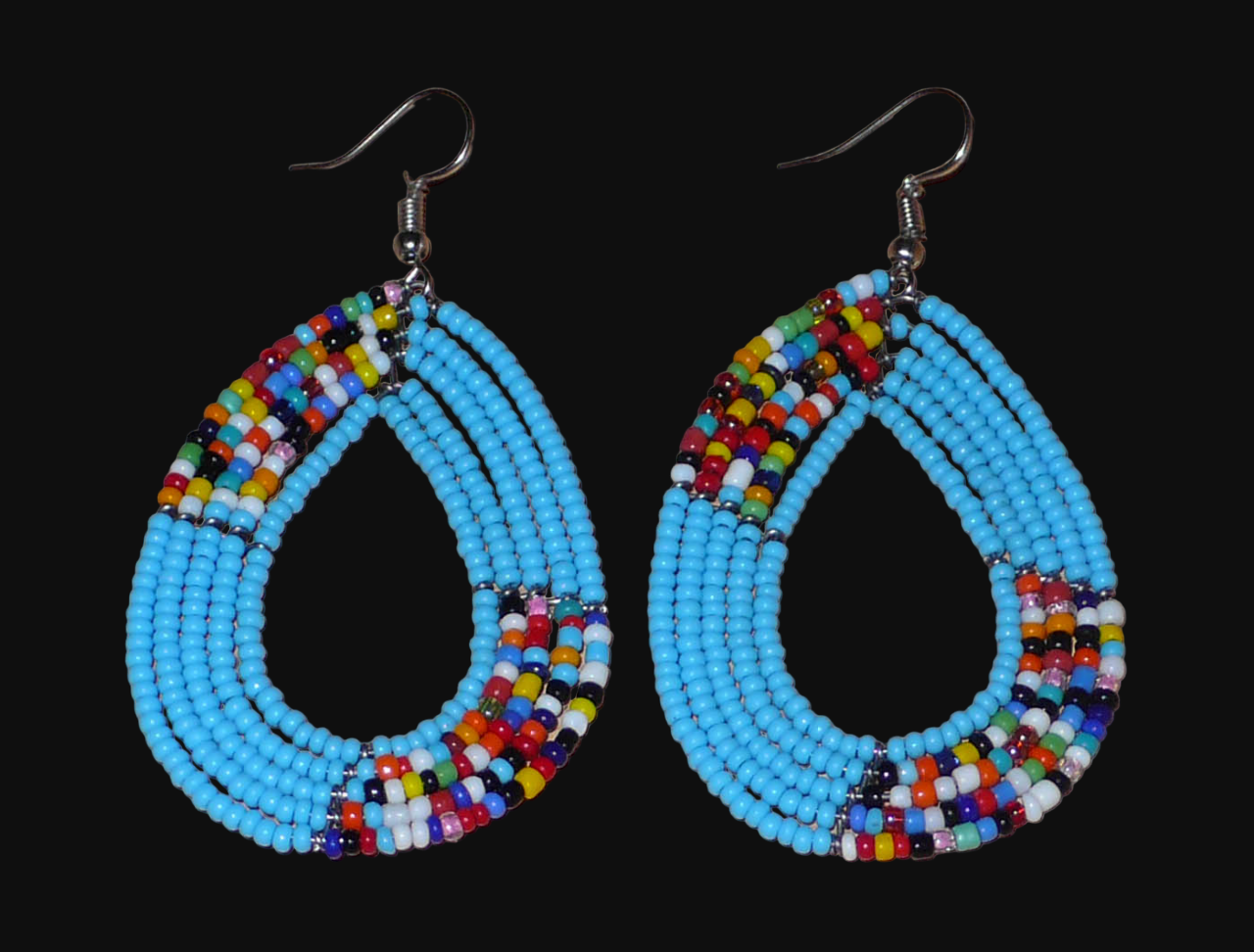 Boucles d'oreilles ethniques multi-rangs composées de perles bleu ciel et multicolores glissées sur cinq rangs de fils de fer montés en forme de gouttes. De taille moyenne, ces boucles d'oreilles kenyanes aux accents bohème mesurent 7,5 cm de long et 4 cm de large ; elles se portent avec des crochets en acier inoxydable.