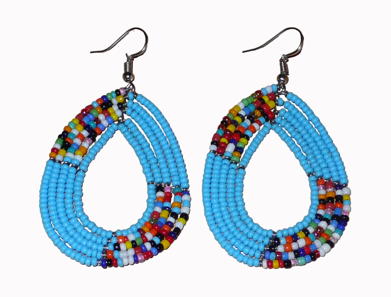 Pendientes étnicos de varias hileras compuestos por cuentas azul cielo y multicolores deslizadas sobre cinco hileras de alambre montado en forma de gotas. De tamaño mediano, estos aretes kenianos con detalles bohemios miden 7,5 cm de largo y 4 cm de ancho; Se llevan con ganchos de acero inoxidable.
