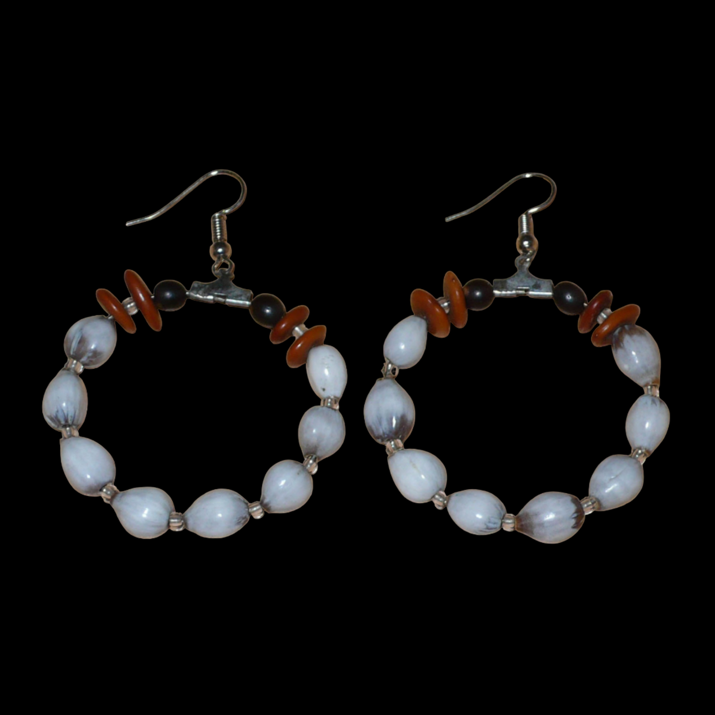 Boucles d'oreilles afro-caribéennes de style créoles faites de graines et perles issues de la forêt tropicale.