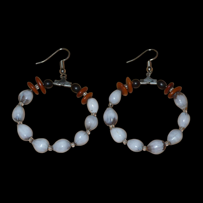 Boucles d'oreilles afro-caribéennes de style créoles faites de graines et perles issues de la forêt tropicale.