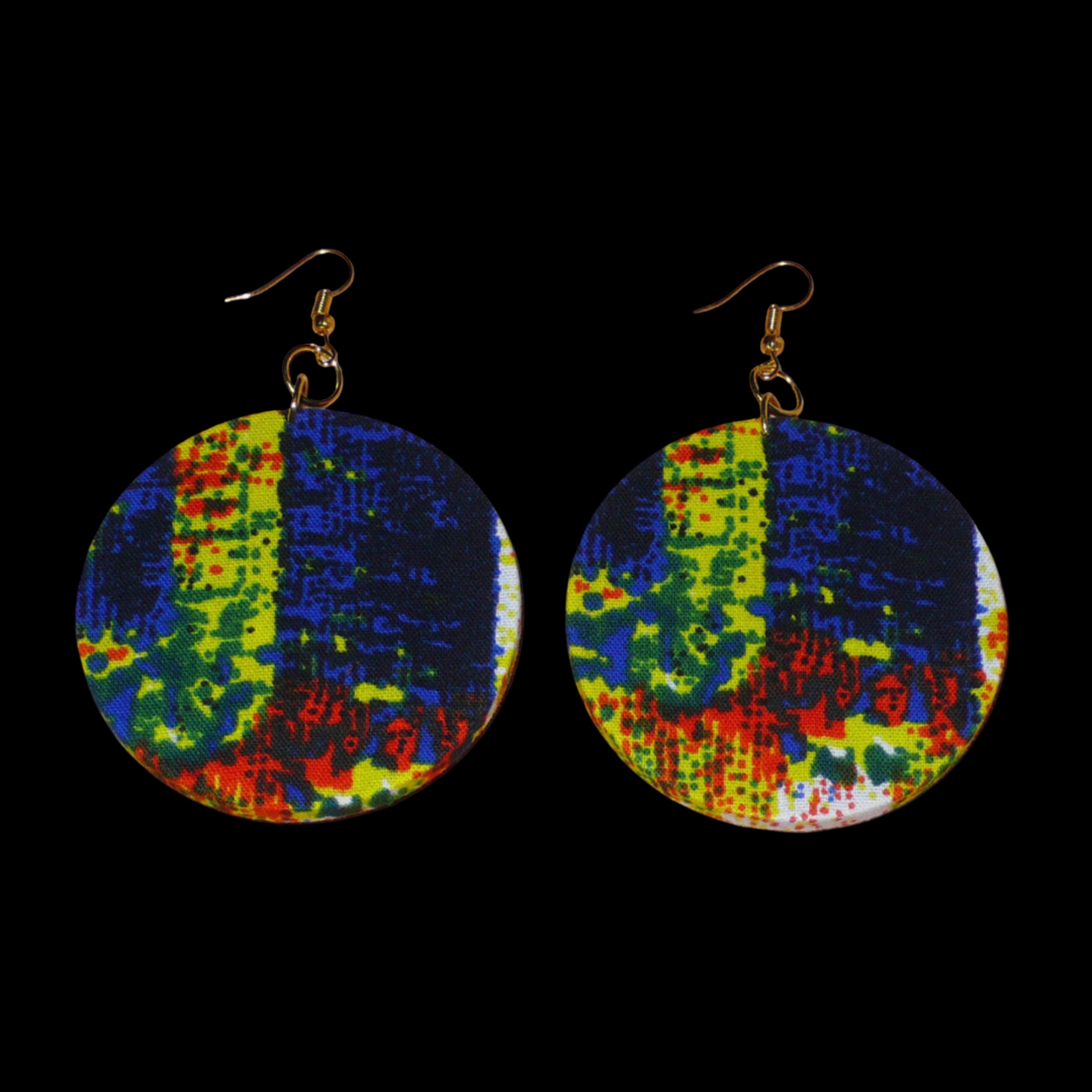 Boucles d'oreilles africaines rondes composées de tissu à motifs imprimé de nuances de bleu, jaune, orange, noir et vert. Longues et larges, mais légères à porter, ces boucles d'oreilles mesurent 9 cm de long et 6 cm de large.